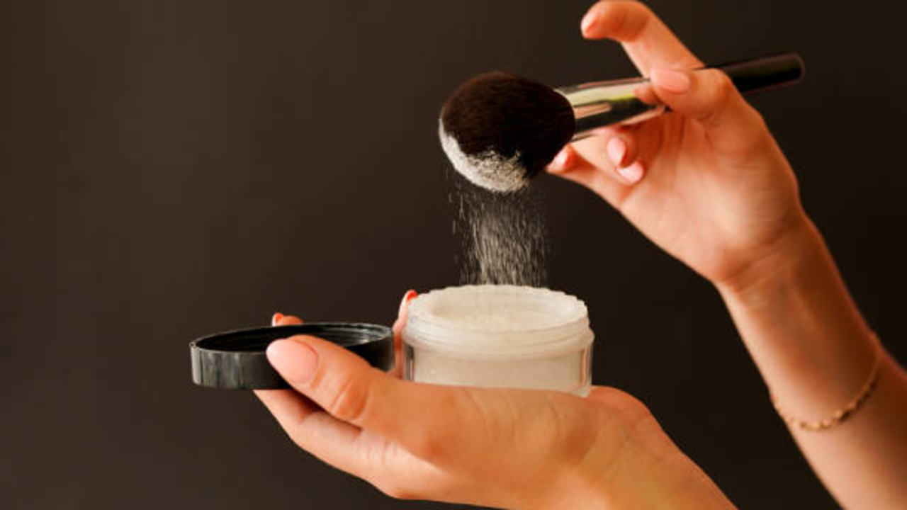 Ini Dia Merk Bedak yang Cocok untuk Kulit Berminyak, Banyak Promo Menarik 2025