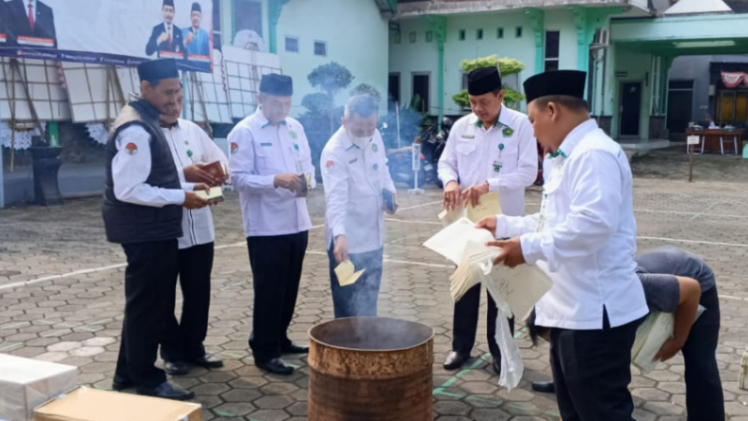 Kantor Kemenag Pekalongan Musnahkan Ribuan Barang Milik Negara Tak Bertuan