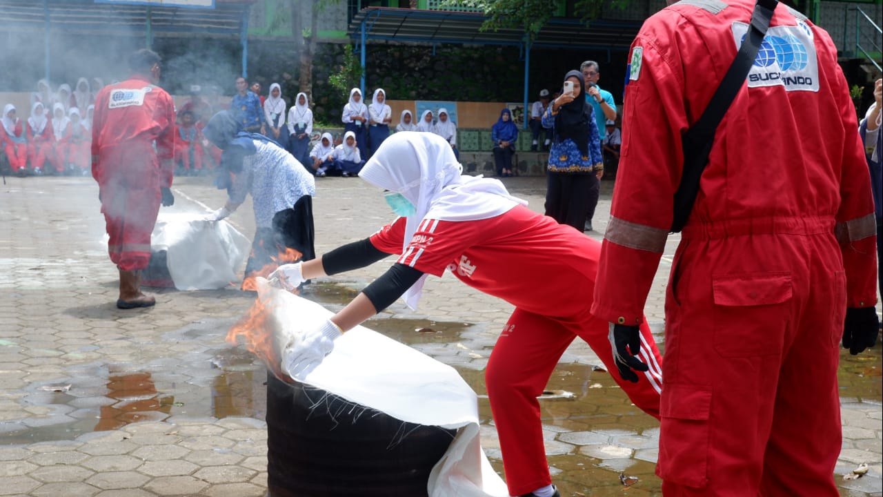 BEST Class Goes to School PT BPI Ajari Siswa Simulasi Tanggap Darurat Kebakaran