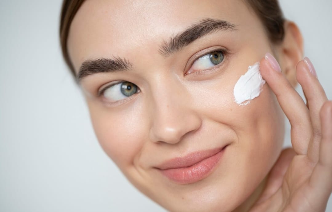 3 Rekomendasi Moisturizer untuk Kulit Berminyak Murah yang Bikin Mulus dan Glowing, Make Up jadi Tahan Lama