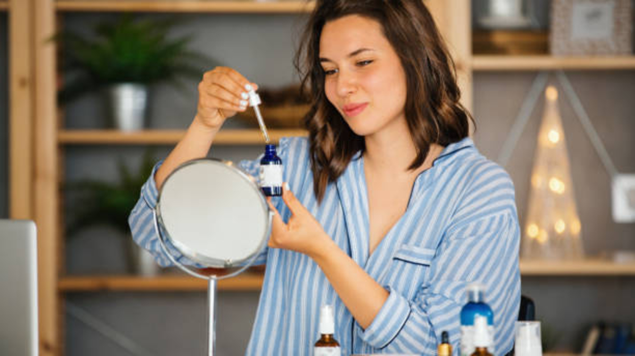 4 Rekomendasi Produk Retinol untuk Flek Hitam Agar Cepat Mengelupas