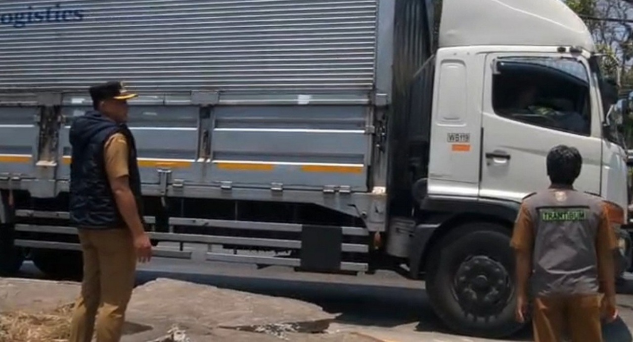 Cegah Kecelakaan Lalu Lintas, Parkir Truk Parkir Liar di Bundaran Jatisari Batang Ditertibkan