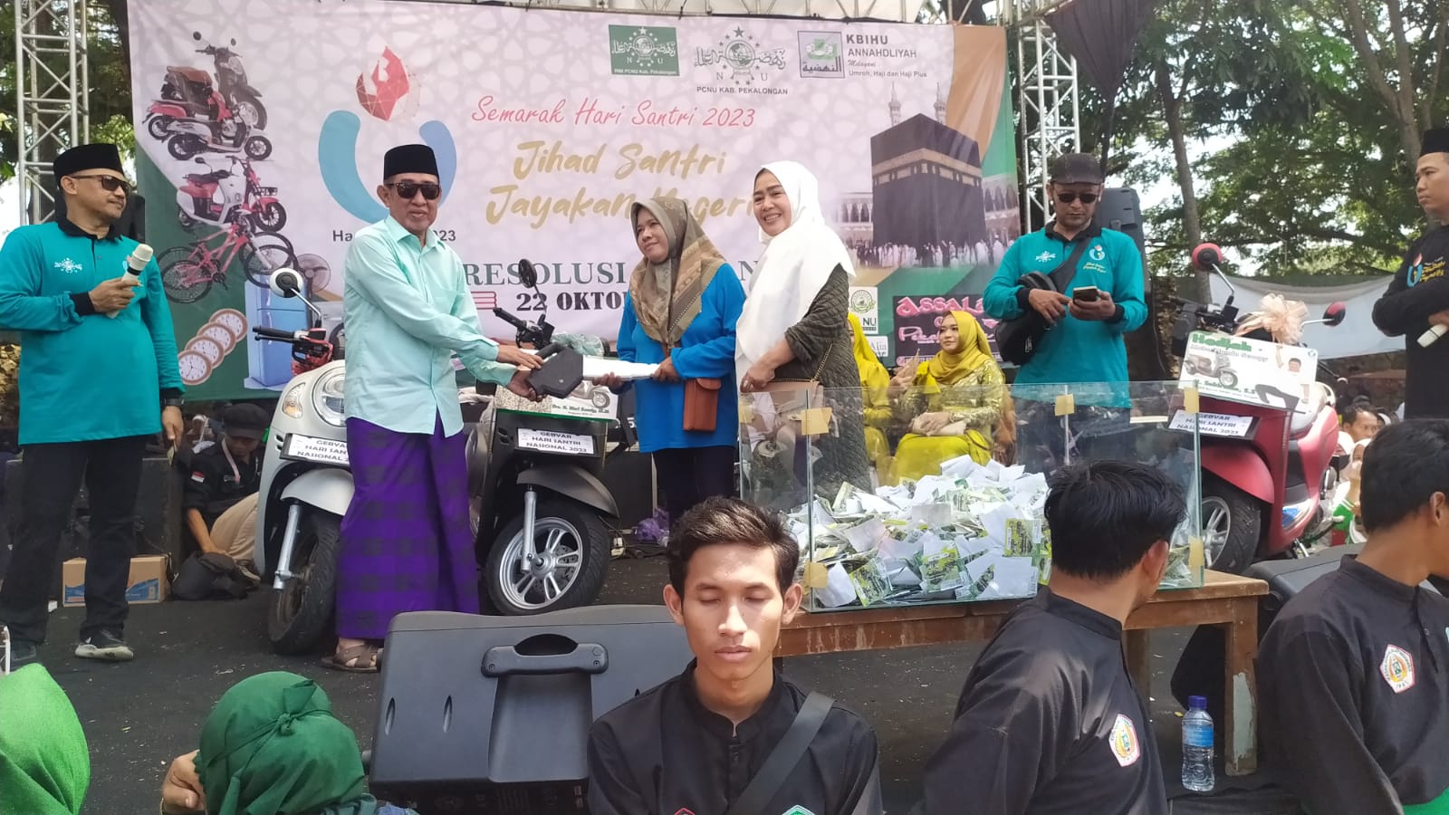 Casmiyati Dapat Hadiah Motor dari Bisri Romly dalam Jalan Sehat Hari Santri Nasional 2023 di Pekalongan