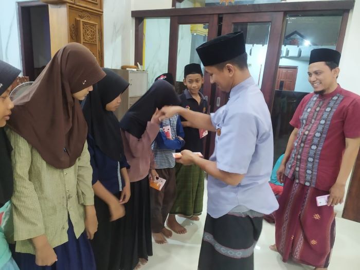 Takmir Masjid Muhammadiyah Al Kautsar Podo Pekalongan, Beri Bantuan untuk Anak Tidak Mampu dan Bagi Sarung