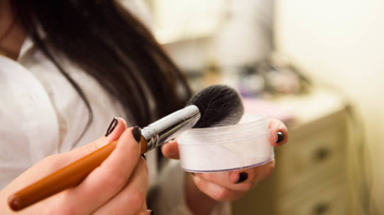 Ini 5 Rekomendasi Bedak Tabur yang Bagus dan Bikin Makeup Tahan Lama