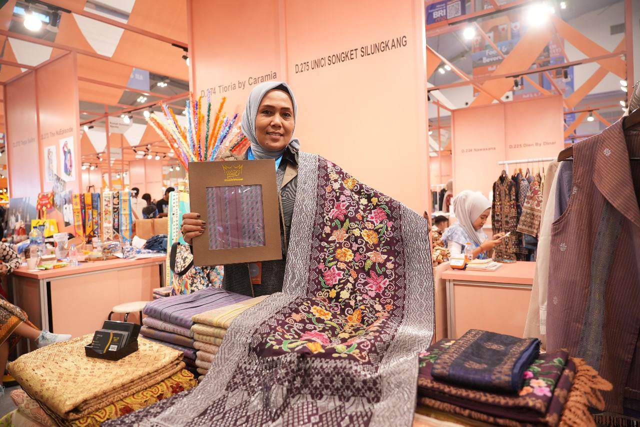 Kesuksesan UMKM Unici Songket Silungkang, Upaya BRI Dorong Produk Warisan Budaya Tembus Pasar Internasional