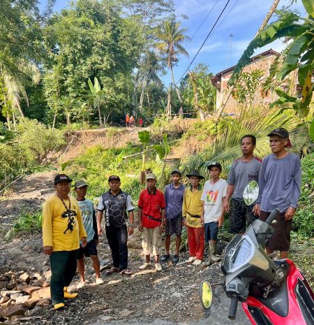 Viral di Medsos, Jalan di Pekalongan Longsor 2 Minggu Belum Ditangani, Wakil Ketua DPRD Ruben Tinjau Lokasi