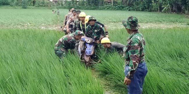 Kodim Pekalongan Bantu Evakuasi Warga Terdampak Banjir Bandang di Desa Wangandowo Pekalongan