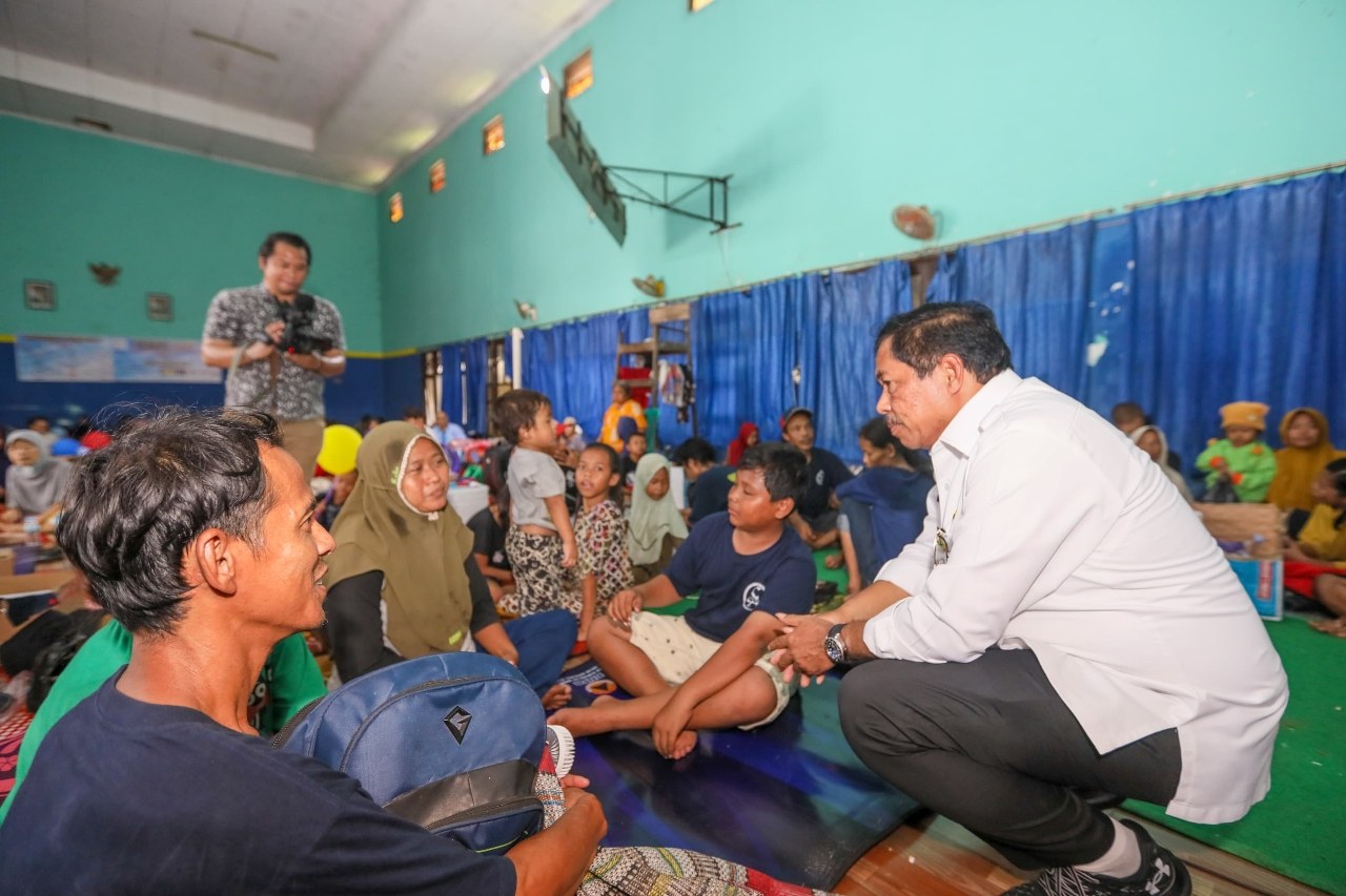 Kunjungi Pengungsi Dampak Banjir di Kota Pekalongan, Nana Sudjana Serahkan Bantuan Rp276,7 Juta