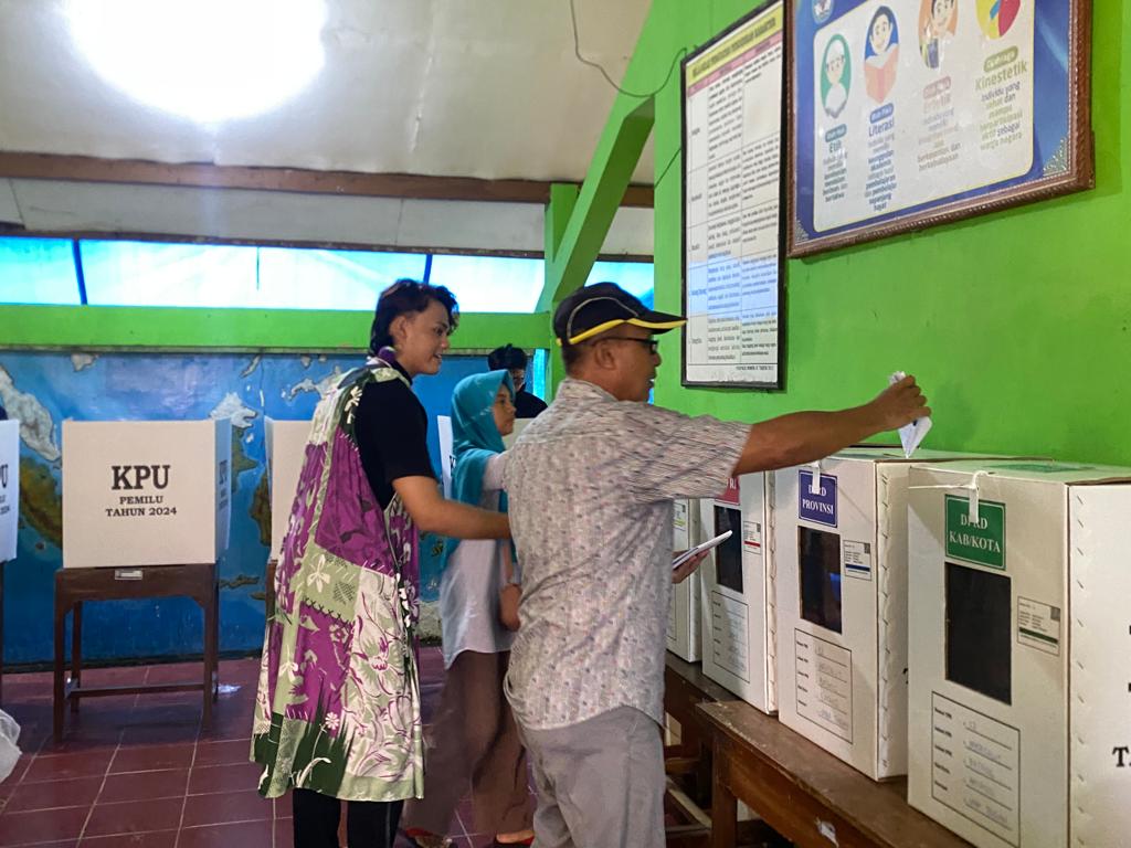 Tingkatkan Partisipasi Pemilih, KPPS Watesalit Batang Pakai Daster hingga Hias TPS Berkonsep Warung Pecel Lele