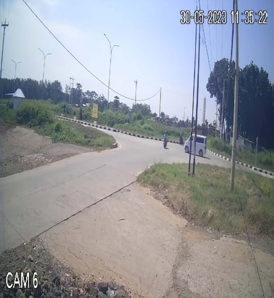 BRAAK! Detik-detik Mobil Seruduk Motor di KIT Batang Terekam CCTV dan Viral di Medsos