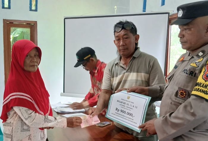 Bhabinkamtibmas Polsek Karanganyar Monitoring Penyaluran BLT DD di Desa Kayugeritan Pekalongan