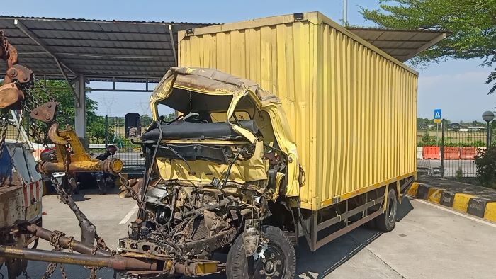 Akibat Microsleep, Dua Nyawa Melayang di Tol Pekalongan, Dua Truk Terlibat Kecelakaan
