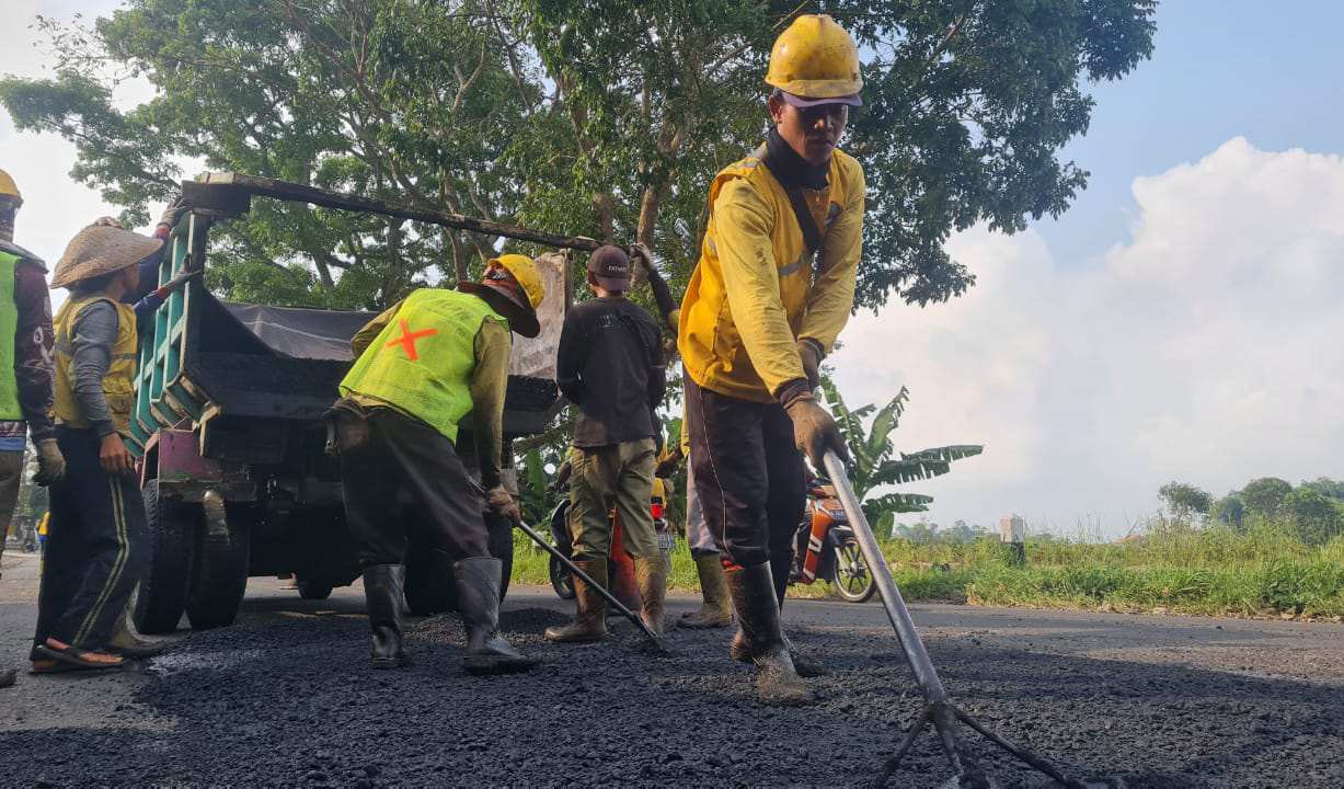 Siaga 24 Jam, Kisah di Balik Gencarnya Perbaikan Jalan di Jateng