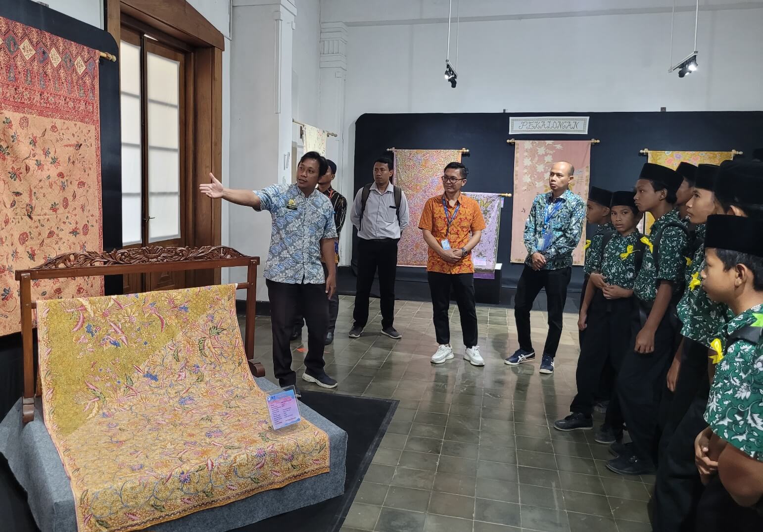 Kenalkan Budaya Batik, WOM Finance Ajak Pelajar Berwisata Edukasi ke Museum Batik Pekalongan