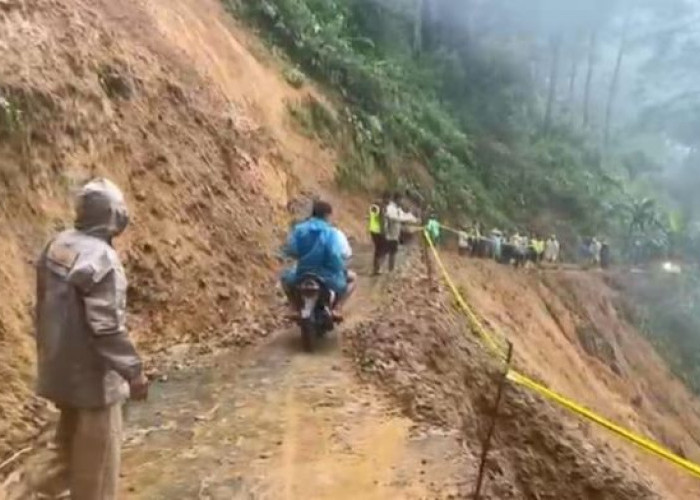 Desa Depok Kini Tak Terisolir, Jalan Darurat Bisa Dilewati Motor Meski Harus Ekstra Hati-hati