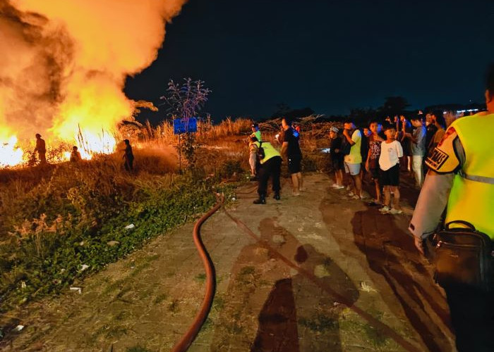 Lahan Kosong Dekat UMKM Center Kedungwuni Terbakar, Ratusan Warga Berkerumun