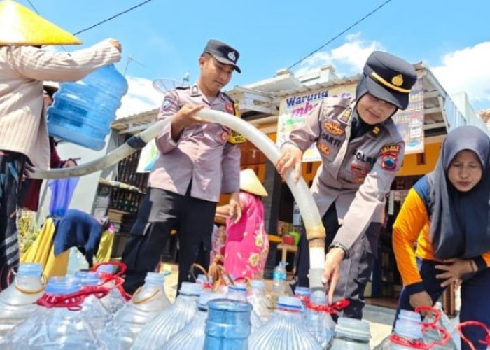 Kekeringan Melanda Pekalongan, Polres Pekalongan Droping 10.000 Liter Air Bersih ke Desa Brondong