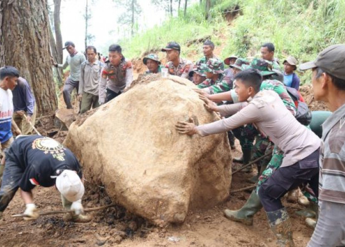 Pasca Operasi SAR Dihentikan, TNI, Polri dan Warga Buka Akses Jalan Yang Tertutup Longsor