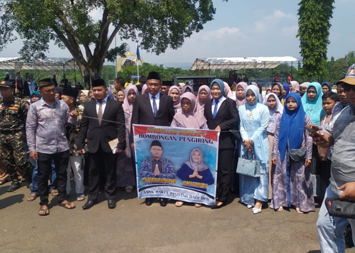 Ahmad Ridhowi dan Umi Farida, Duo Kakak Beradik Anak Penjual Pindang Kini Jadi Anggota DPRD Kab Pekalongan