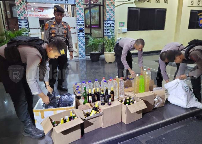 Geledah Sejumlah Rumah Warga, Polisi Sita Ribuan Botol Miras