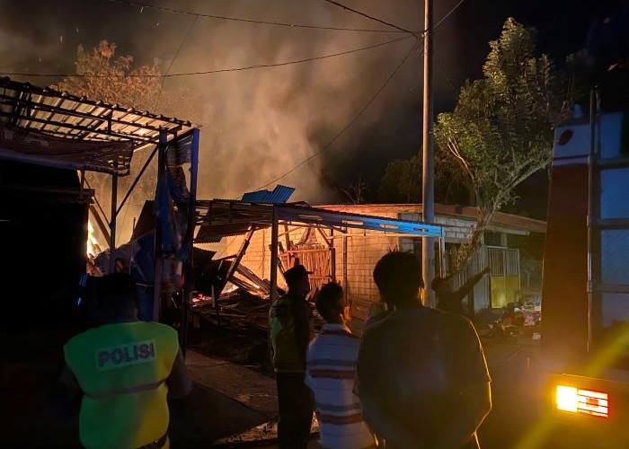 Gudang Mebel di Kalipancur Terbakar, Api Merembet ke Tiga Rumah, Kerugian Rp 500 Juta
