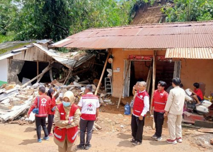Tinjau Longsor di Kecamatan Paninggaran, PMI Kabupaten Pekalongan Salurkan Bantuan