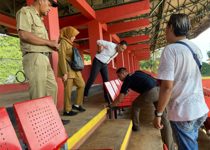 Pastikan Keamanan Penonton, Persibat dan Disparpora Batang Cek Single Seat Tribun Barat Stadion Moh Sarengat