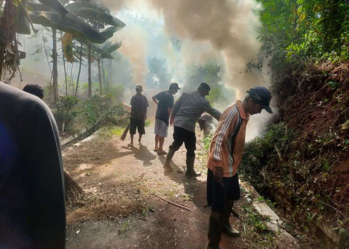 Ikut Kerja Bakti Bareng Warga, Bhabinkamtibmas Polsek Karanganyar Sisipkan Pesan Damai Pilkada 2024