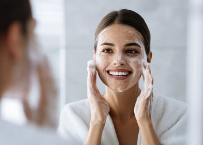 4 Facial Wash untuk Mencerahkan Wajah Kusam di Usia 30 Tahun Ke Atas