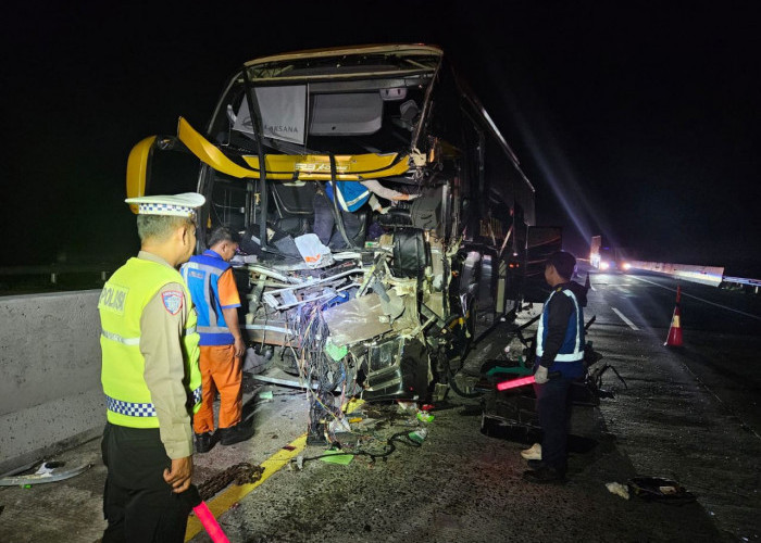 Bus Pariwisata Tabrak Seruduk Truk di Tol Batang-Semarang, 1 Tewas dan 4 Luka-Luka