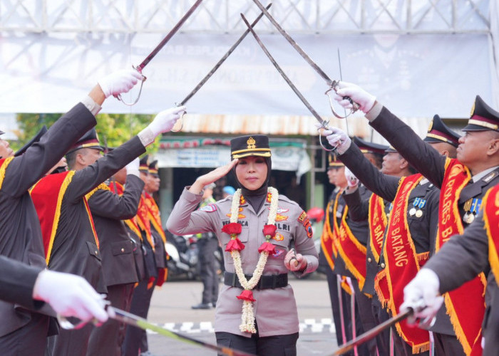 Tradisi Pedang Pora Sambut Polwan Pertama yang Pimpin Polres Batang 
