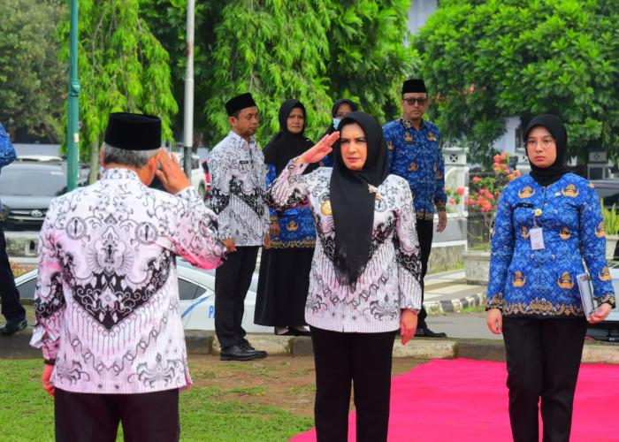 Bupati Pekalongan Fadia Arafiq Pimpin Upacara Peringatan Hari Guru dan HUT PGRI Ke-79