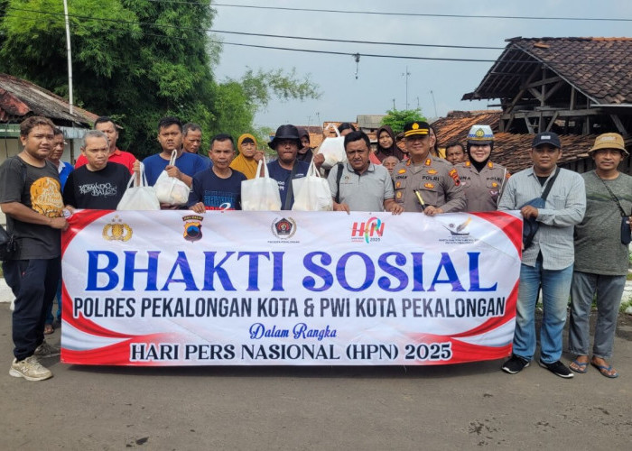 HPN 2025, PWI Kota Pekalongan dan Polres Pekalongan Kota Bakti Sosial Bagikan Sembako untuk Warga