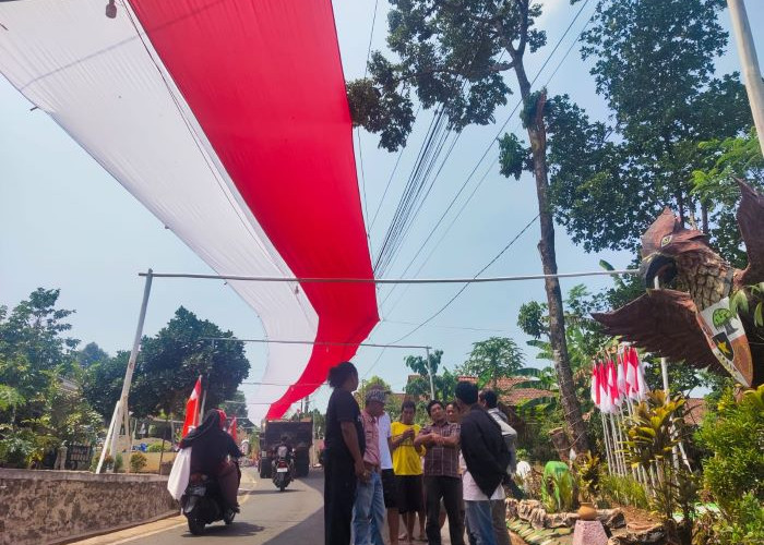 HUT Kemerdekaan RI ke-78, Warga Desa Kulu di Pekalongan Ini Bentangkan Bendera di Atas Sepanjang Jalan Desa