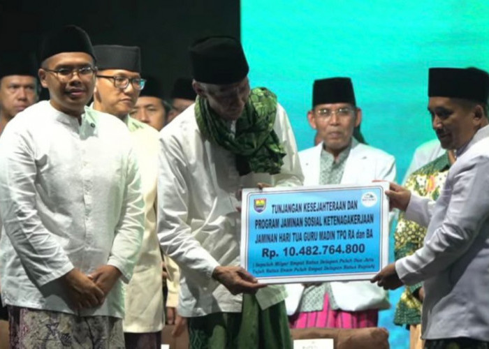 Bupati Batang Luncurkan Program Dana Pensiun bagi Ribuan Guru Madrasah Diniyah
