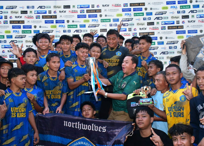 Plt. Bupati Pekalongan Sukirman Serahkan Piala Juara Sinangohprendeng Cup 2026
