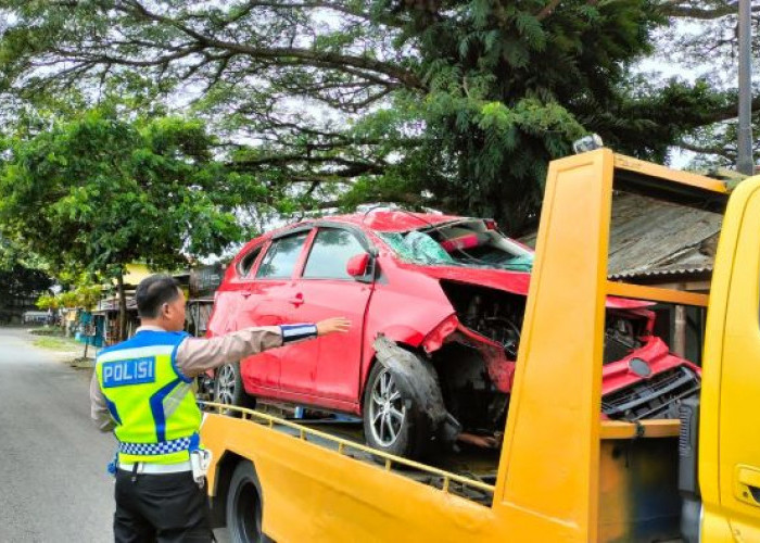Diduga Sopir Mengantuk, Mobil Pendeta asal Malang Terbalik di Jalur Pantura Wiradesa Pekalongan