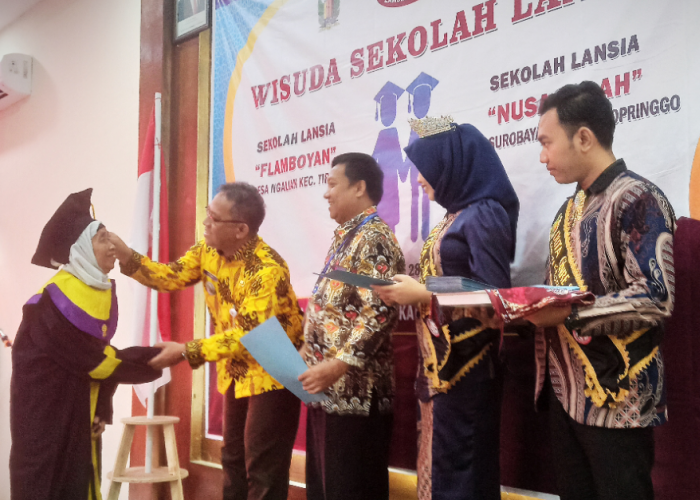 83 Warga Lanjut Usia Kabupaten Pekalongan Diwisuda