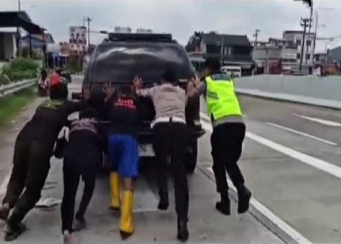 Tim Satgas Patroli Polres Pekalongan Evakuasi Mobil Pemudik yang Mogok di Jalan Tol