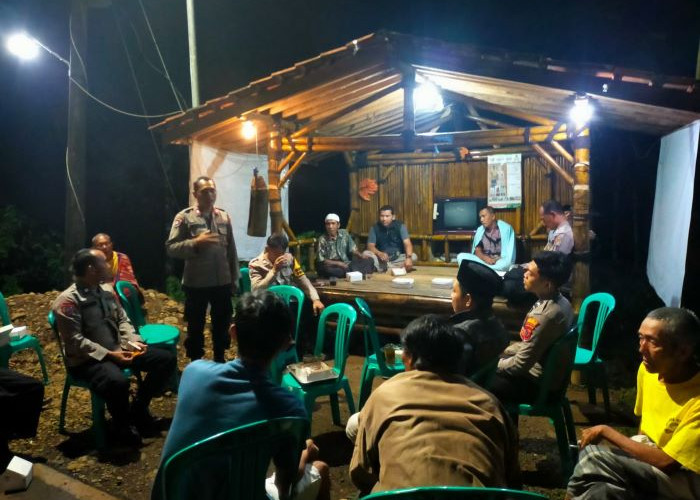 Kunjungi Poskampling, Satuan Binmas Polres Pekalongan Bagikan Jas Hujan