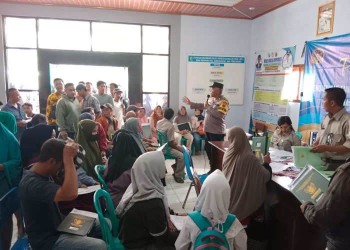 Bhabinkamtibmas Polsek Karanganyar Amankan Penyerahan Sertifikat PTSL-PM di Desa Pedawang 