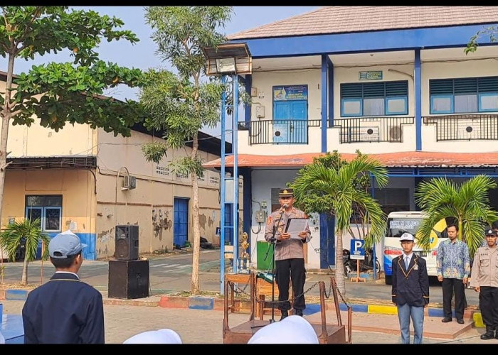 Jadi Pembina Upacara di SMK Muhammadiyah Bligo, Kapolsek Buaran Beri Wejangan untuk Peserta Didik
