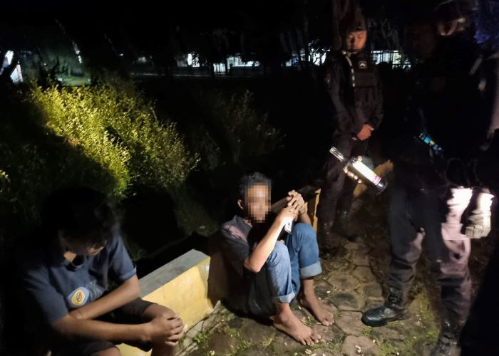 Sekelompok Remaja Mabuk-mabukan di Kompleks Kantor Pemda Kabupaten Pekalongan