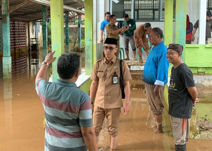 Ruang Kelas Dikepung Banjir Berlumpur, 488 Siswa SMPN 9 Batang Terpaksa Belajar di Rumah 