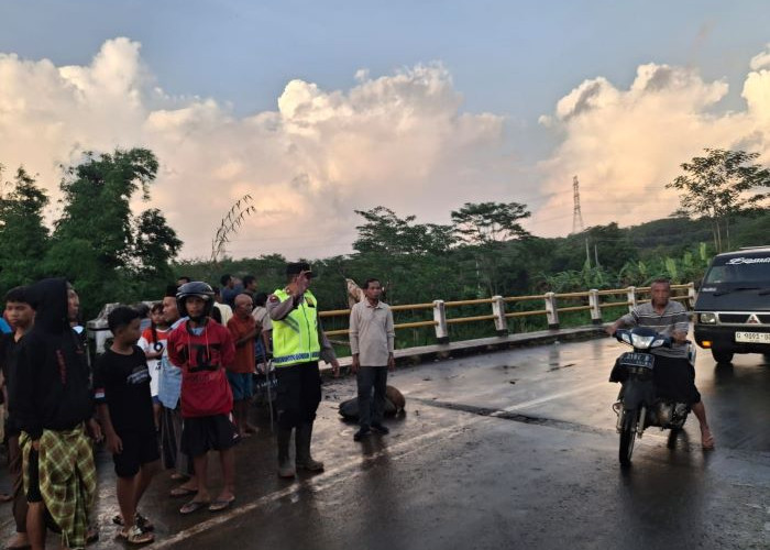 Paska Pondasi Jembatan Kali Kupang Ambrol, Polsek Talun Pasang Garis Polisi dan Batasi Muatan Berat