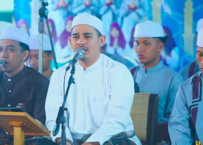 Merajut Cinta Rasul, Habib Alwi Menggemakan Shalawat di Bawah Atap GOR Smanggi