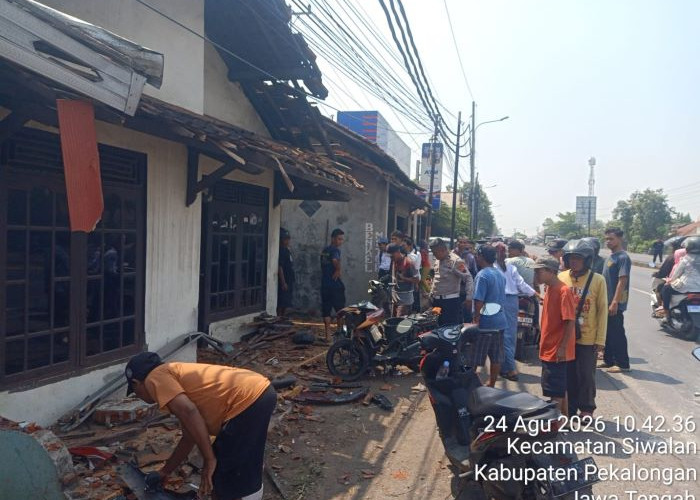 Sopir Diduga Mengantuk, Truk Hantam Rumah dan Motor di Pantura Pekalongan