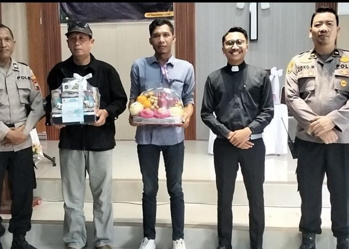 PR Sehat Tentrem Kabupaten Pekalongan Bagikan Parsel Produk ke Pendeta Gereja Imanuel