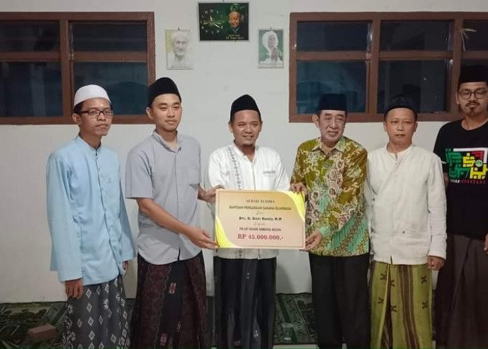 Bisri Serahkan Bantuan Kepada GP Ansor Ranting Simbang Kulon